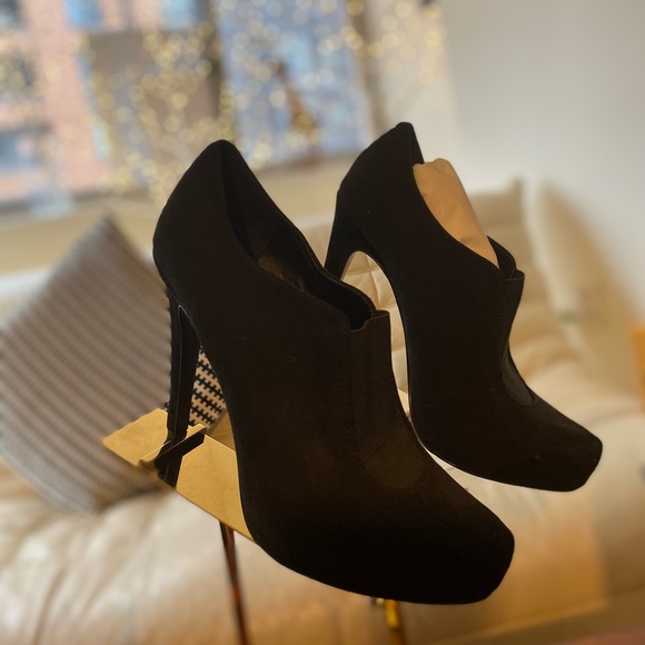 BCBG “LOWRISE” ANKLE BOOTIE - Picture 5 of 7